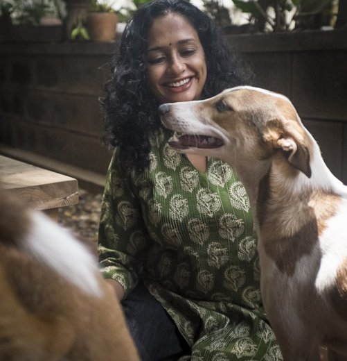 Sindhoor Pangal with a free-living dog